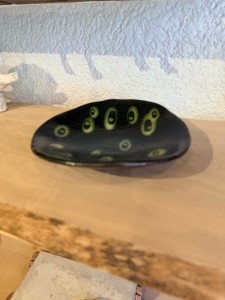 Plato negro, ojos amarillos